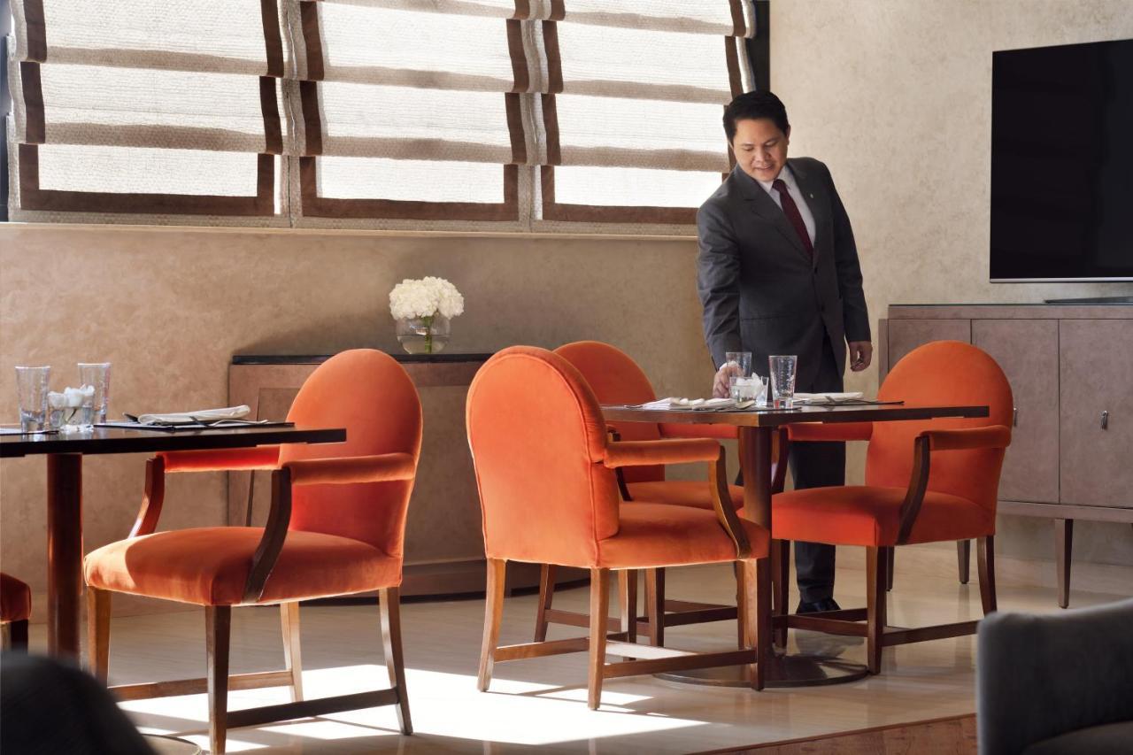 Intercontinental Riyadh By Ihg Εξωτερικό φωτογραφία A butler at the Four Seasons Hotel in Cairo