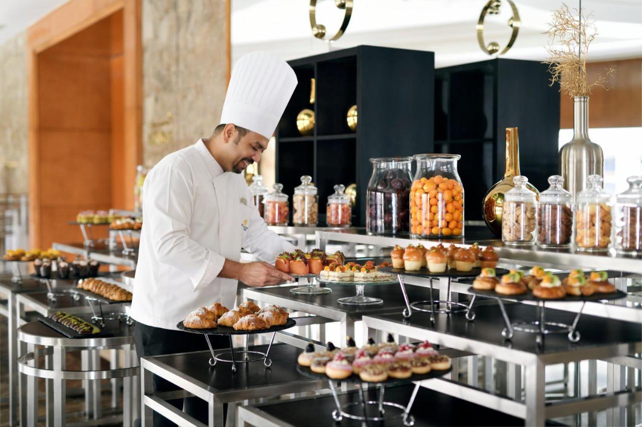 Intercontinental Riyadh By Ihg Εξωτερικό φωτογραφία A pastry chef at work