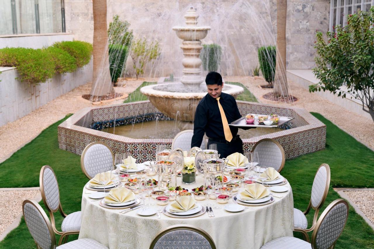 Intercontinental Riyadh By Ihg Εξωτερικό φωτογραφία A butler at the Four Seasons Hotel in Cairo, Egypt